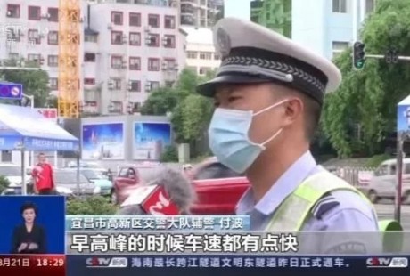 车辆“无人驾驶”冲向路口 辅警飞身拦车